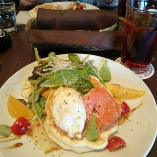 #スモークサーモンサラダパンケーキ